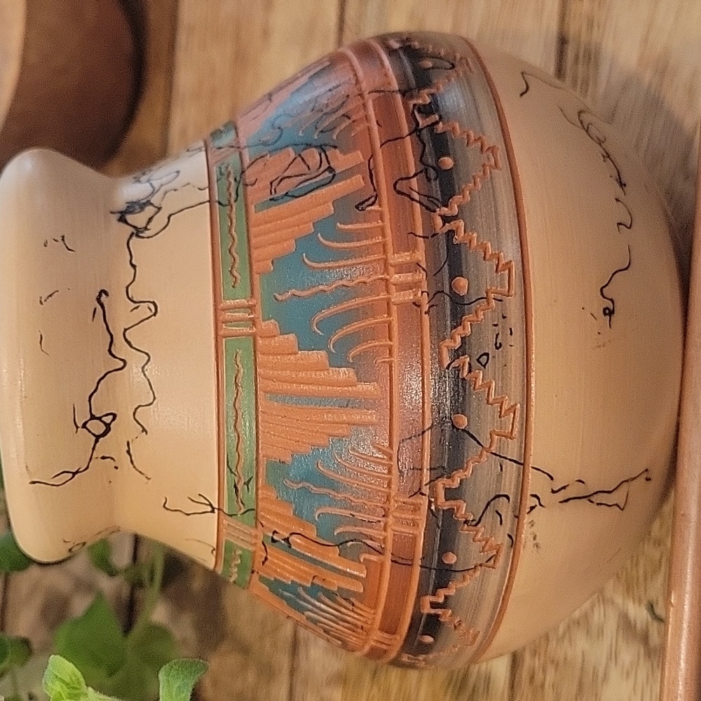 Small Signed Navajo Horsehair Etched Sgraffito vase pot - Picture 7 of 9